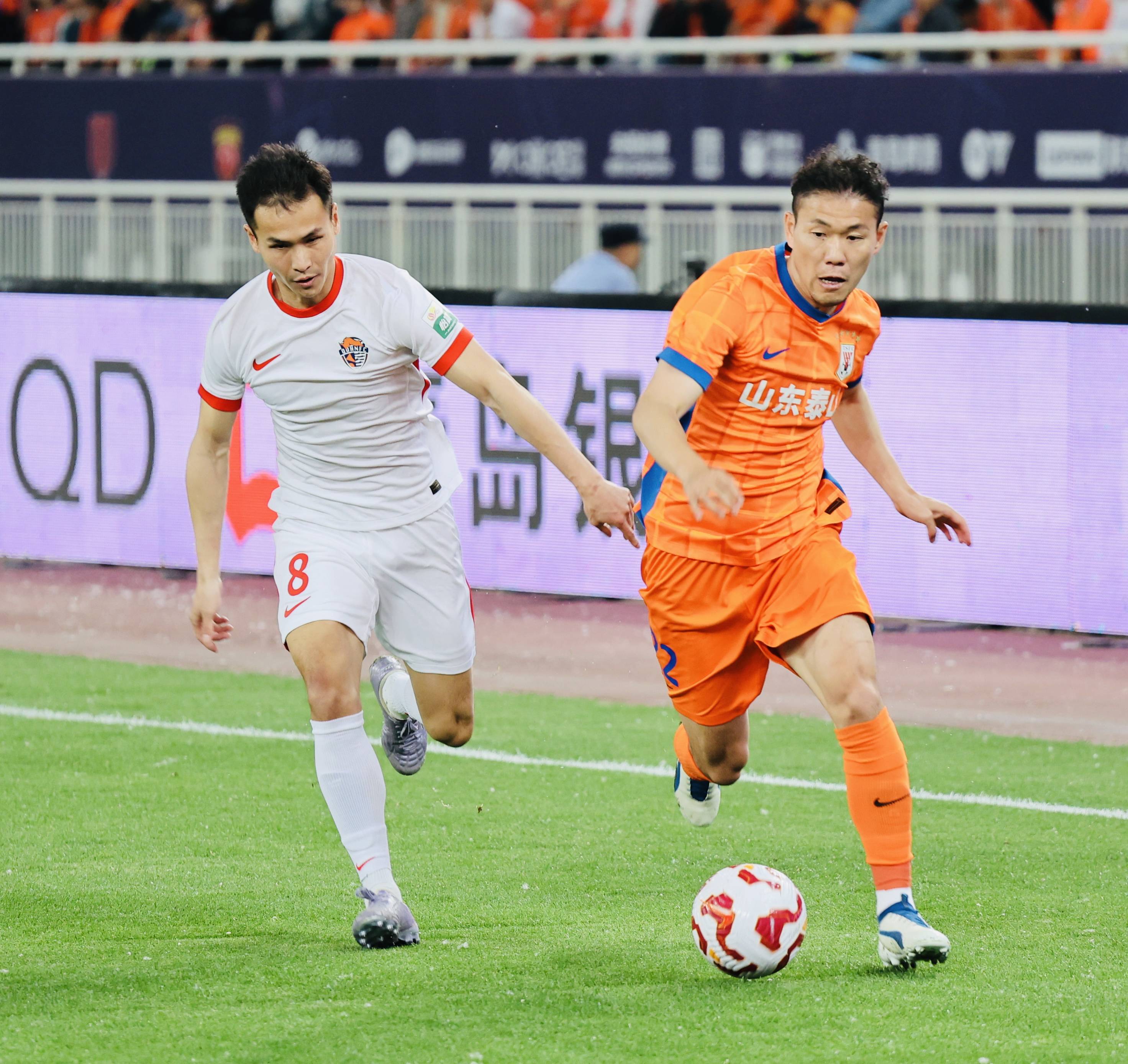 山东泰山训练开放日，今夜队长鼓劲引欢呼，荷甲在即，年轻球员得到机会的简单介绍