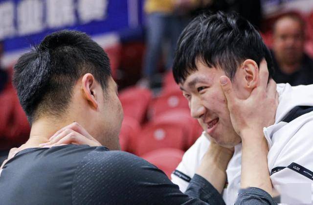 德国杯国际比赛日再迎强敌；夏洛特黄蜂造点机会；主帅态度——球迷炸锅；临场指挥获称赞的简单介绍